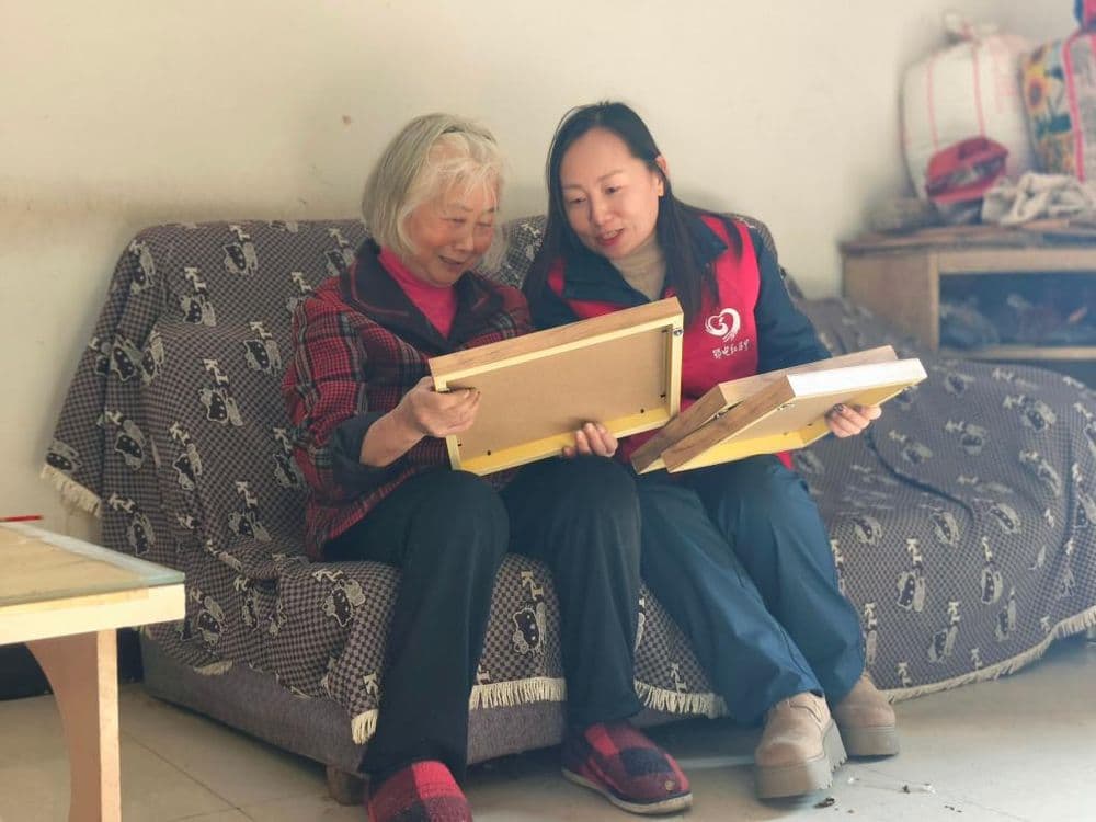 何艮：她的下乡工具包里，除了扳手，还有一台相机