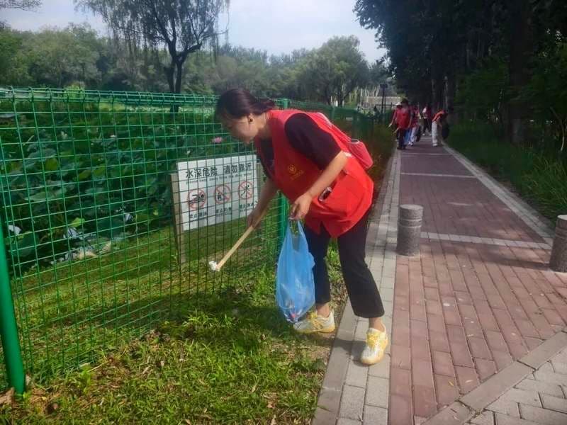 【慈善公益 志愿服务】老少同行护绿意｜微众汇公园环保志愿行动
