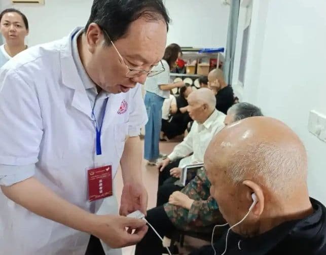 “情暖银发·礼伴童心”公益慈善活动在开慧镇举行