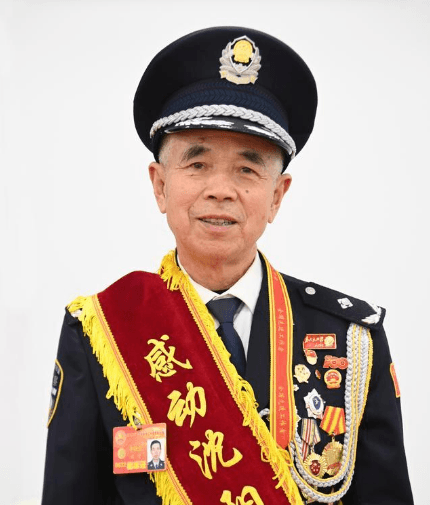 李栓良——退了休，他还在路口站着