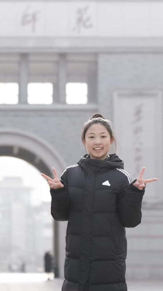 在长城诵诗的陈欣妍，愿你永葆热爱、一往无前