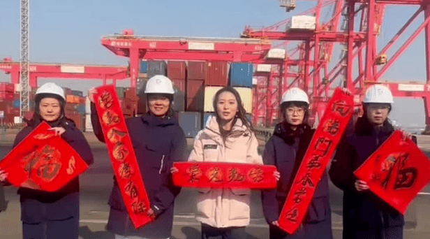 “送万福·进万家”书法公益活动走进山东日照港