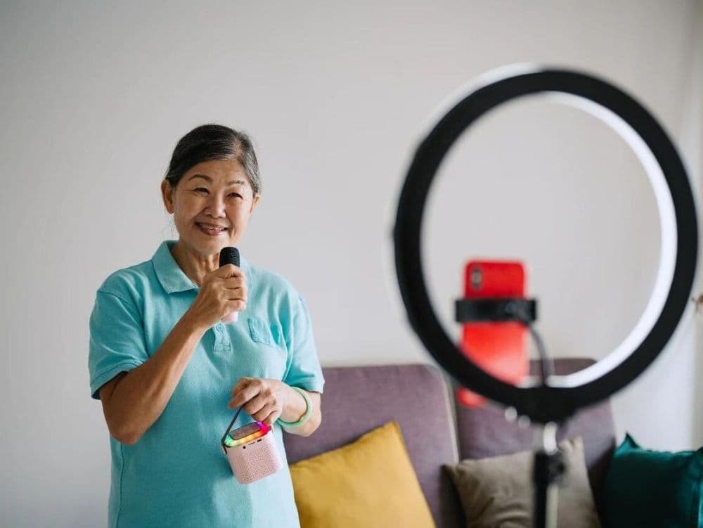 “银发网红”闪亮诞生：年轻人为何追捧“赛博祖辈”