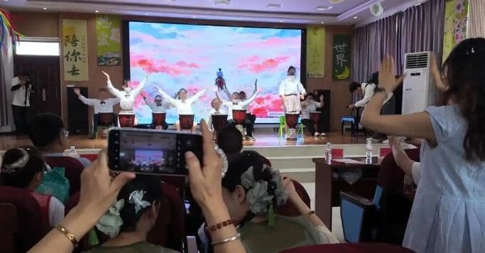 六盘水：福彩慈善联手走进六枝特校 特殊儿童载歌载舞迎“六一”