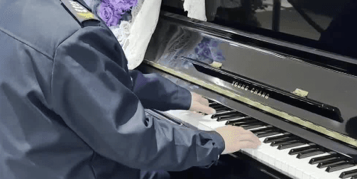 保安大哥弹钢琴走红：传递温暖治愈人心