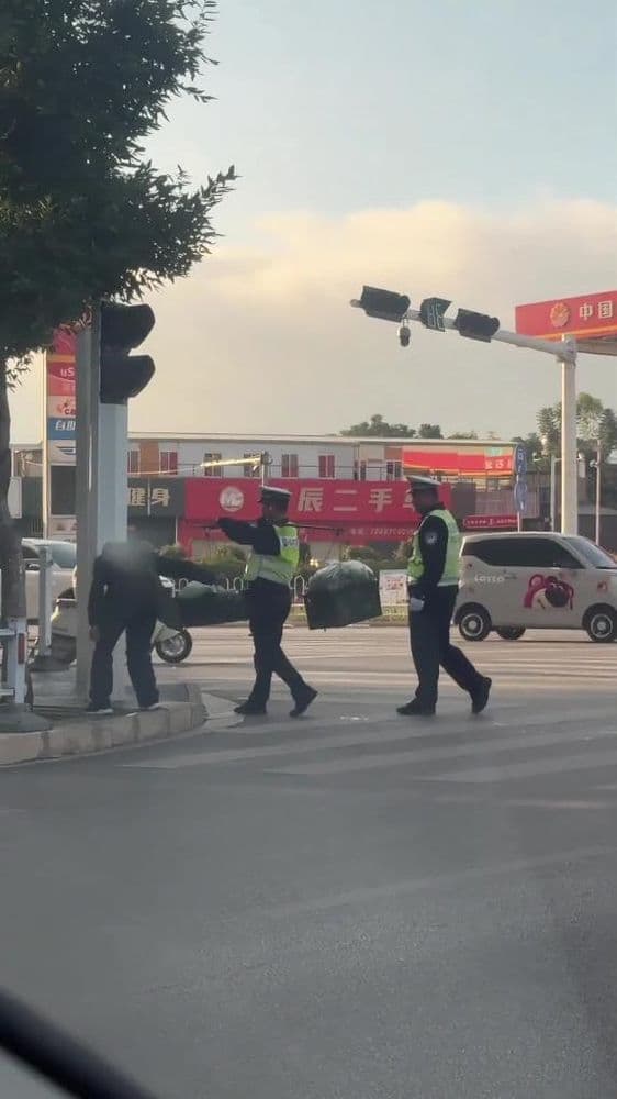 网友拍下温暖一幕，辅警为驼背老人挑起担子