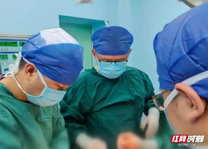 女子骑电动车撞上石墩生命垂危，衡阳市中心医院多学科团队成功挽救生命