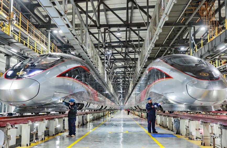 河南郑州：精心整备动车 护航春运畅通