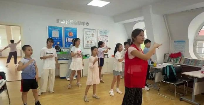 假期回乡大学生“公益带娃”，社区免费托管课堂解家长之忧