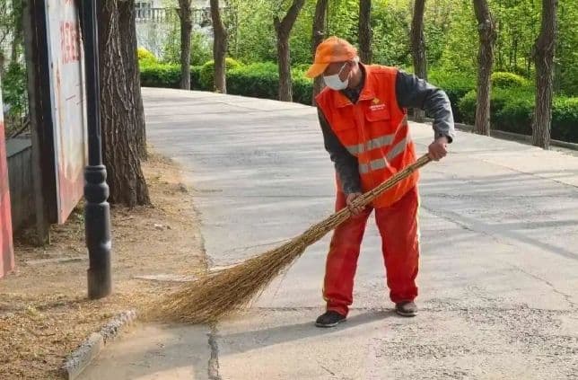 身边的榜样！章丘环卫工李纪贵！