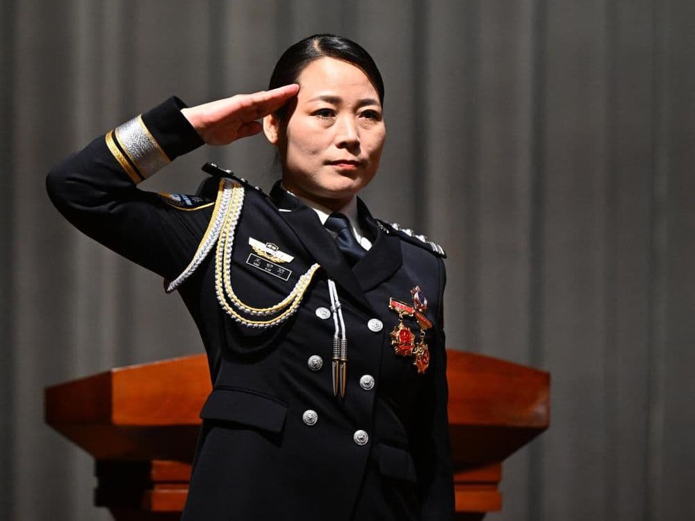 徒手夺刀制止行凶 脸上缝合30多针 河南司法行政戒毒女警王妙丽被表彰