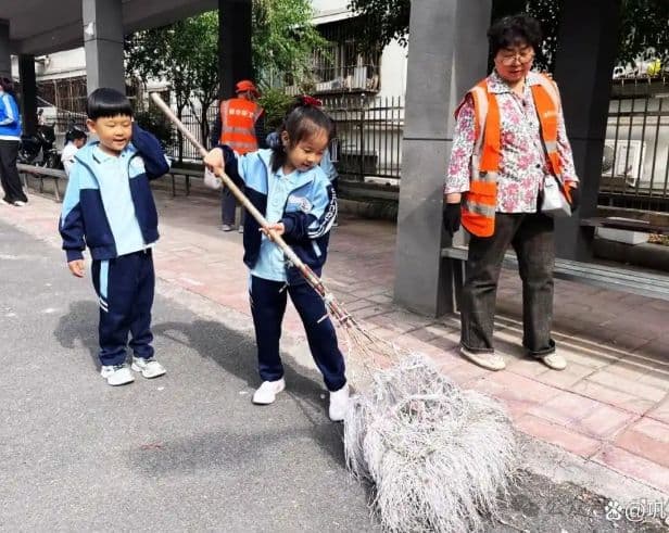 巩义市小城市美容师与环卫工人携手清洁家园，传递劳动之美