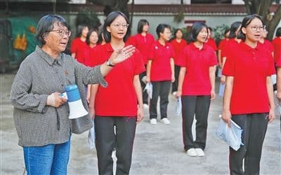 张桂梅连续第十六年送考   “有多少余热，我就要继续发多少光”