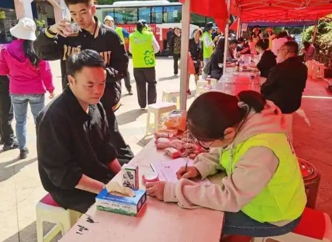 世纪半岛社区、广福小区社区联合圣约翰医院，开展无偿献血活动