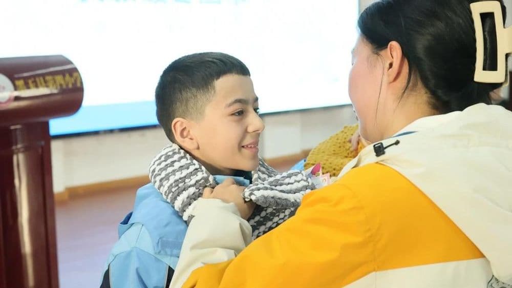 6年手织围巾5万余条 这群大学生织就冬日温暖