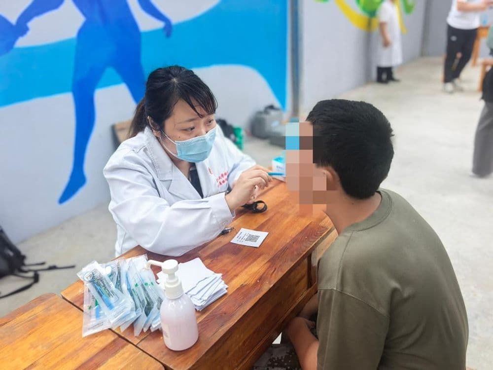 复旦大学附属眼耳鼻喉科医院35名专家，千里送医暖边陲