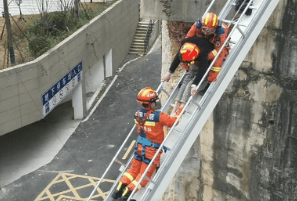 七旬聋哑老人被困高洞 贵阳消防暖心救援