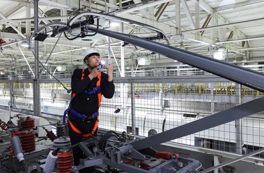 包银高铁贯通在即 银川动车所机械师精心检修护安全