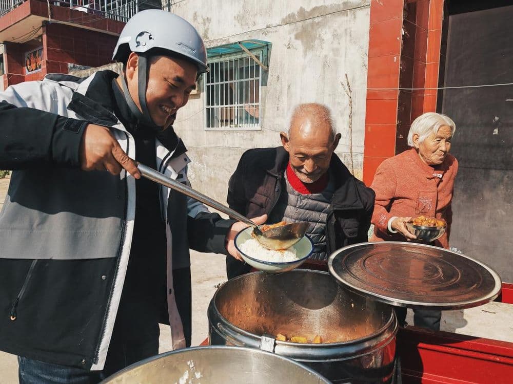 送饭上门!“强强娃”的暖心餐感动网友